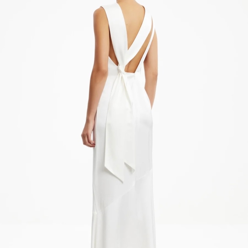 Elegant White Backless Wedding Dress with Bow Detail